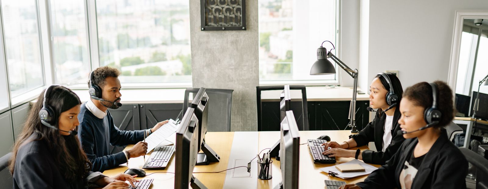Modern call center floor using FinixPhone