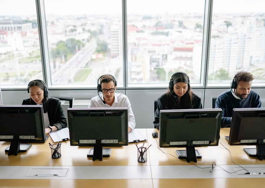 Agents d'un centre de contacts au travail avec casques