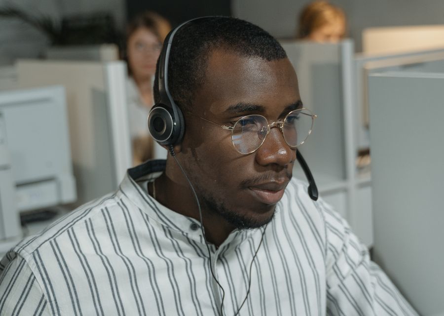 Agent de centre d'appels avec casque à son poste